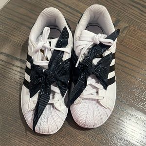 Adidas 
SUPERSTAR J 'POLKA-DOT SCARF'